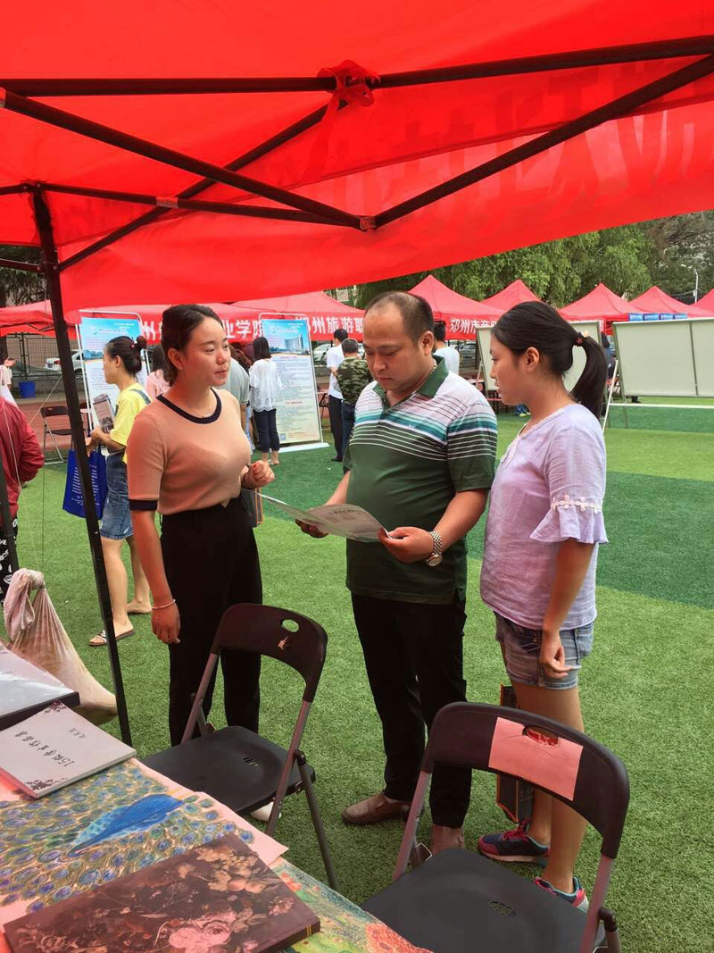 36365线路检测登录入口姜歌歌老师在给咨询学生和家长沟通